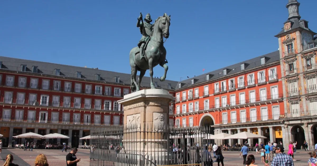 Cómo convertirse en guía turístico freelance en Madrid: guía completa 2026
